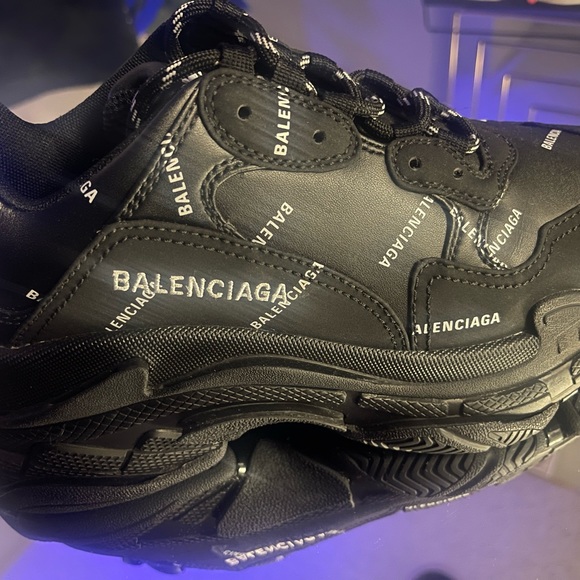 Balenciaga Black and white size 8 worn a couple times like new no tags - Picture 3 of 3